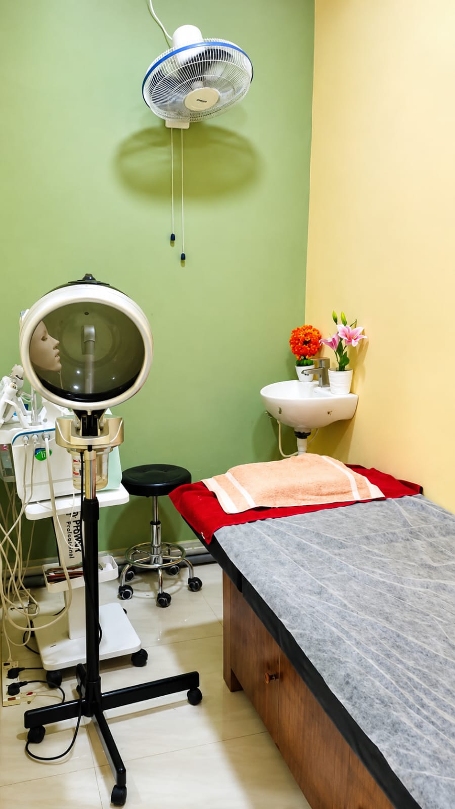 Facial treatment room with steamer